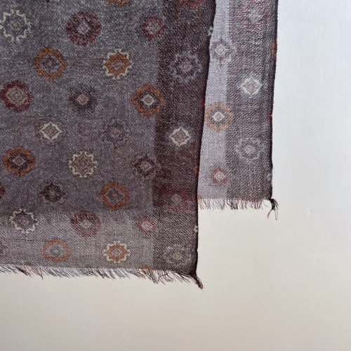 aryashawlgreypatternd