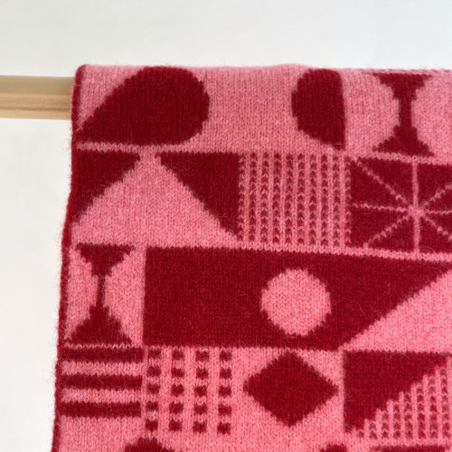 donnascarfmonoglyphblanketscarflipstickdddd