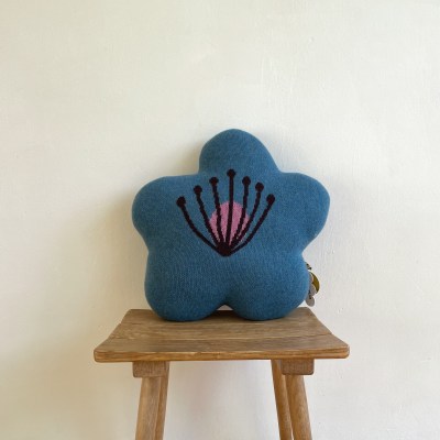 dwbloomcushionblue2